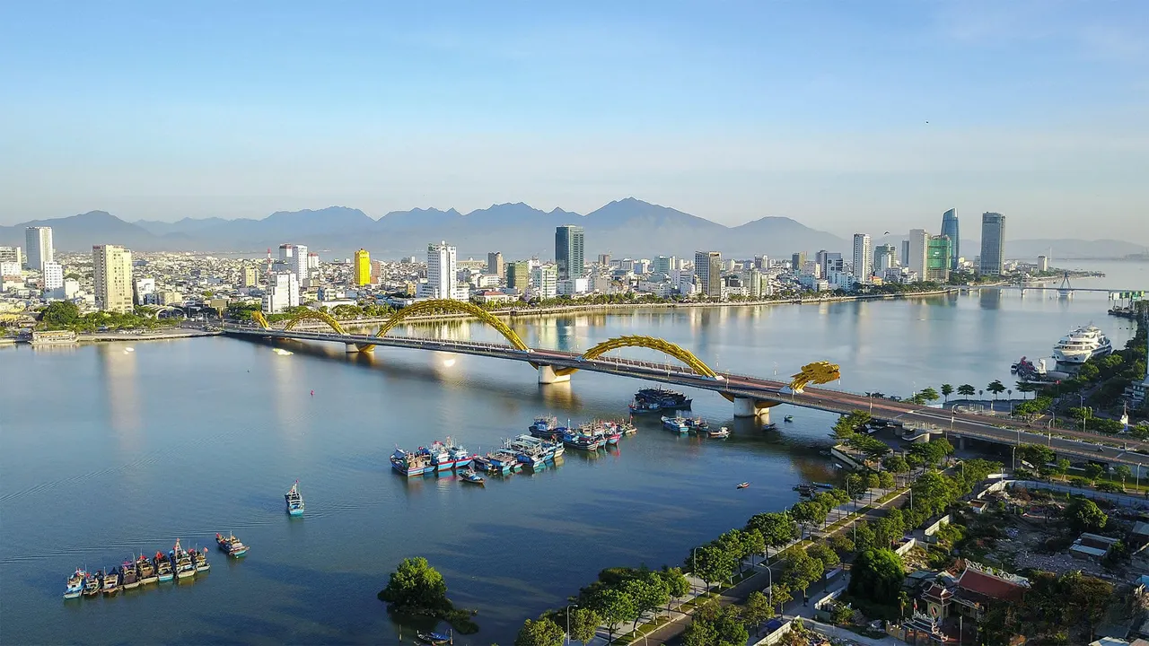Bãi biển Đà Nẵng với cầu Rồng từ trên cao