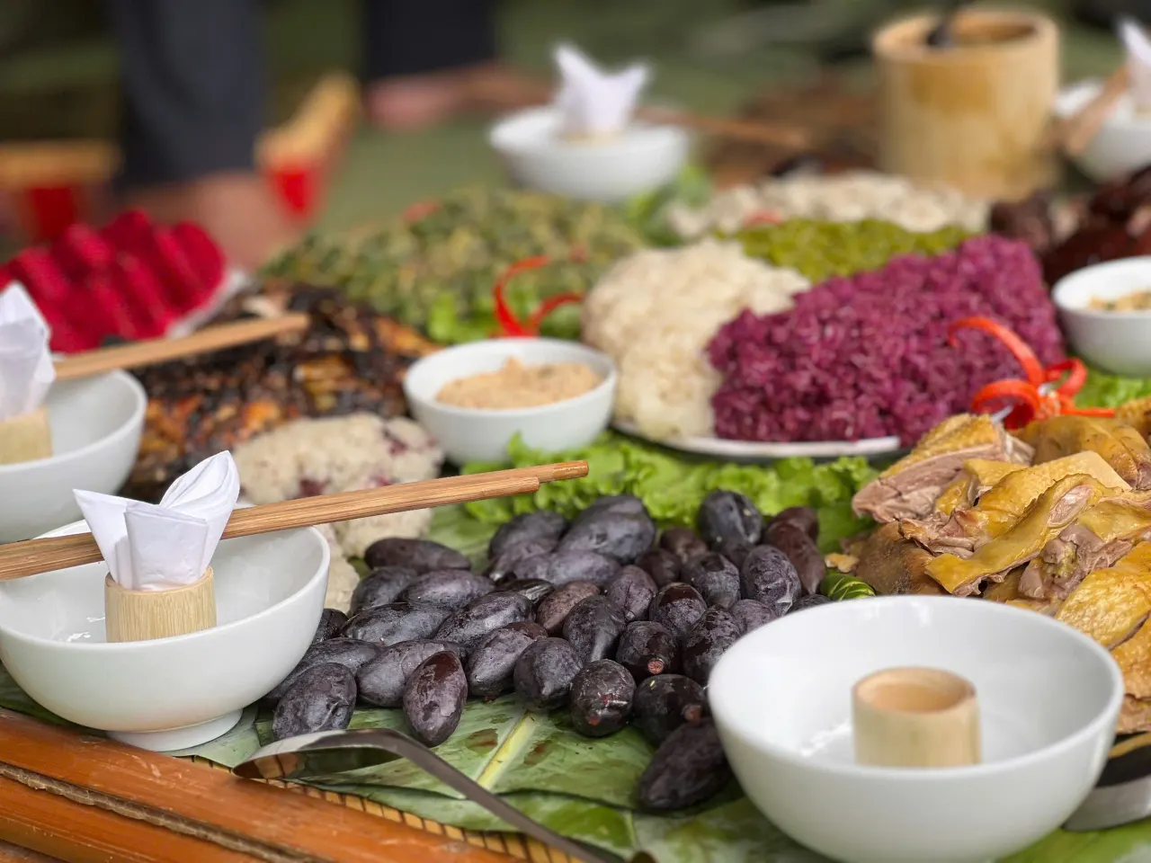 Các món đặc sản Mộc Châu như cá suối, cơm lam, thịt trâu gác bếp