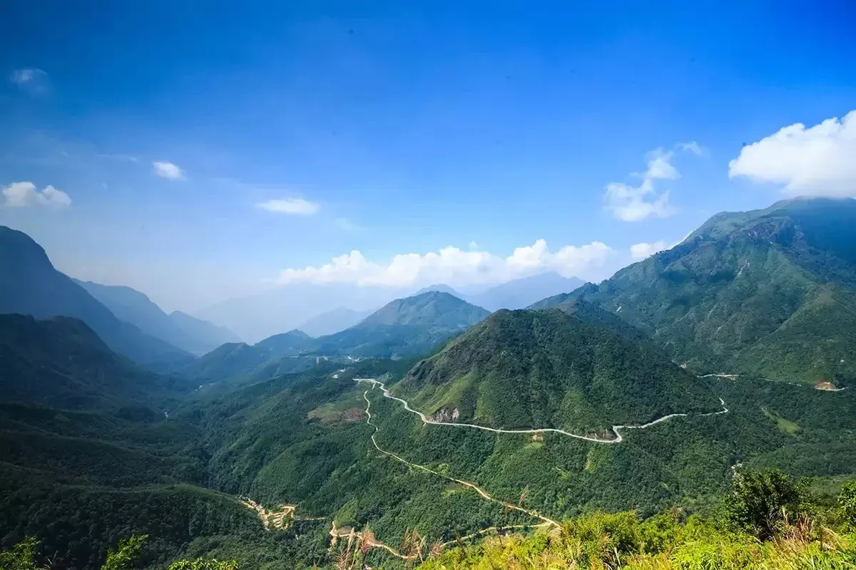 Đường đèo miền Bắc giữa thời tiết se lạnh và nắng hanh tháng 10
