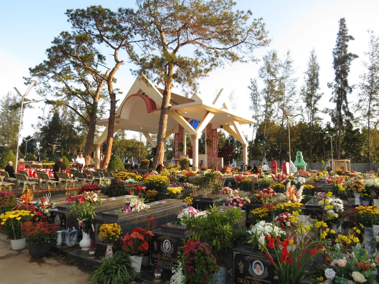 Nghĩa trang Công giáo tĩnh lặng trong sáng sớm ngày 2 tháng 11