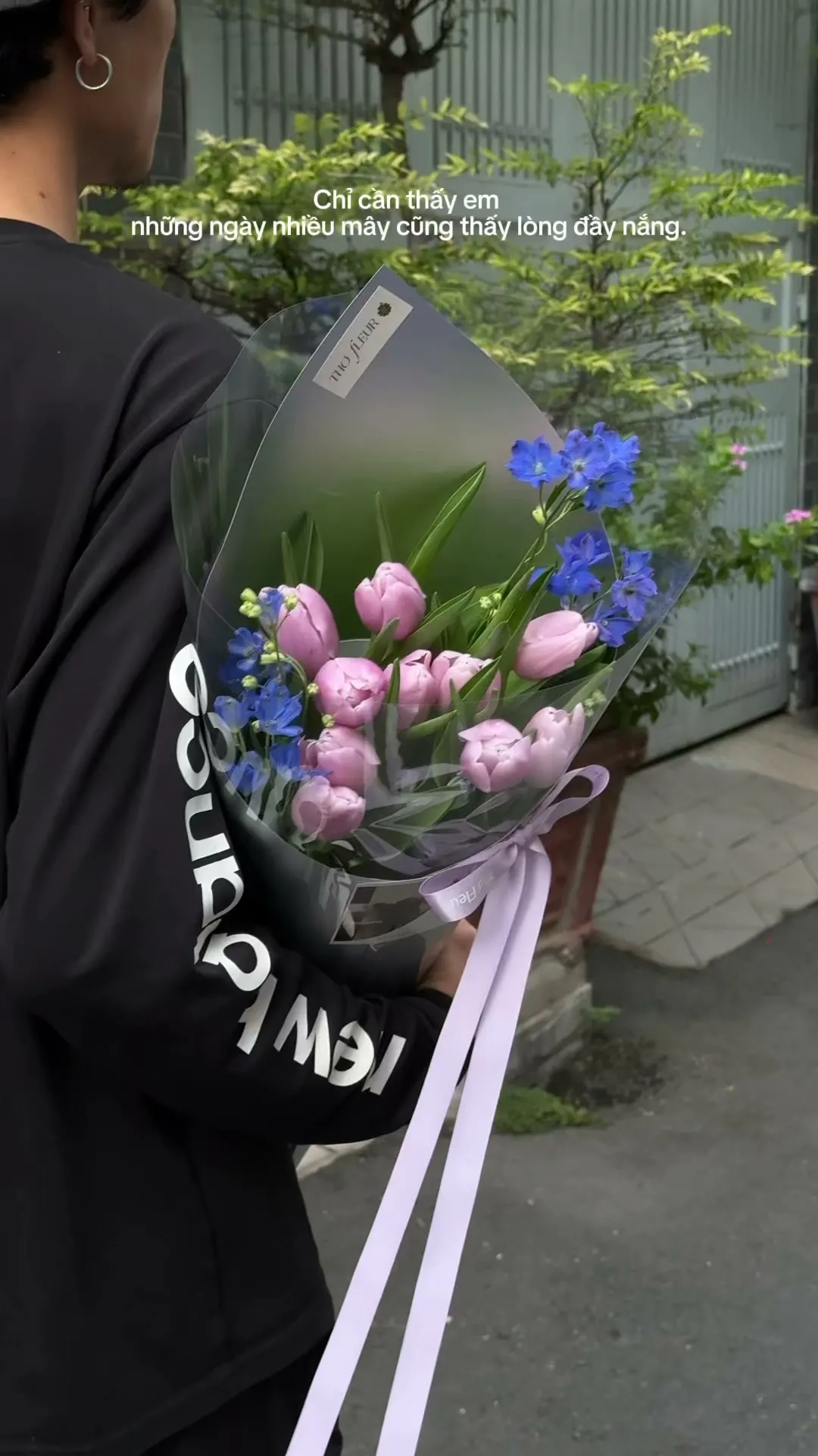 Chỉ cần thấy em 
ngay cả những ngày nhiều mây cũng thấy lòng đầy nắng.

Item: Tulip
Photo: For our valued customers
_______
𝐓𝐡𝐨̛ 𝐅𝐥𝐞𝐮𝐫 - 𝐀 𝐒𝐲𝐦𝐛𝐨𝐥 𝐎𝐟 𝐋𝐨𝐯𝐞 
▪️GIẢM 5% KHI CHECKIN TẠI SHOP
▪️79 Hồ Văn Huê, Phường Đức Nhuận, TP Hồ Chí Minh
▪️0798080779
▪Instagram @tho_fleur
▪️Tiktok: @thofleur
#thofleur #shophoa #hoatuoi #florist