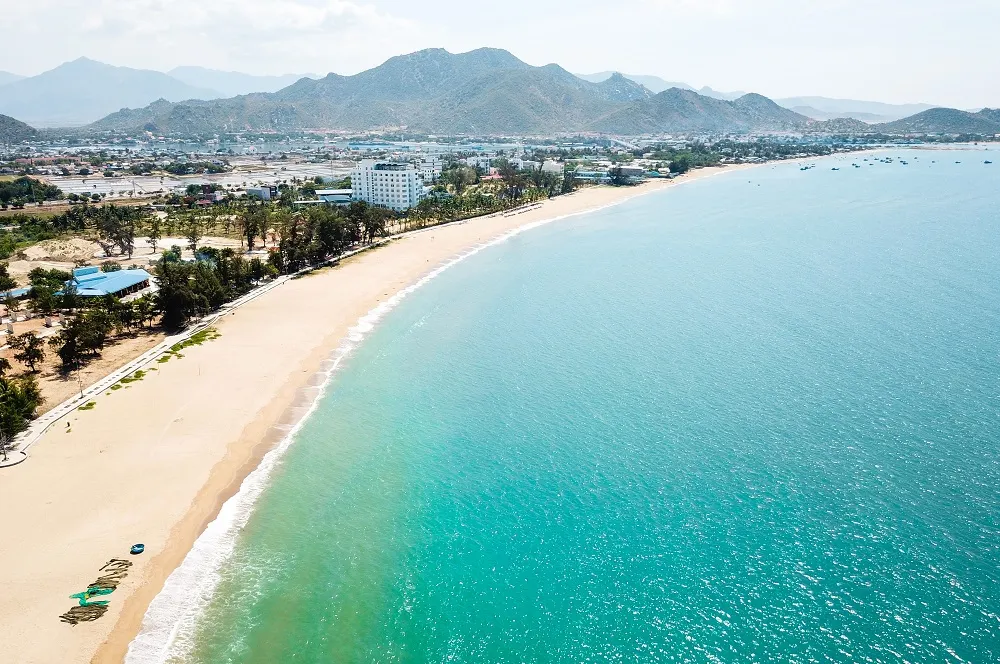 Bãi biển Ninh Chữ trong xanh vào buổi sáng mùa khô