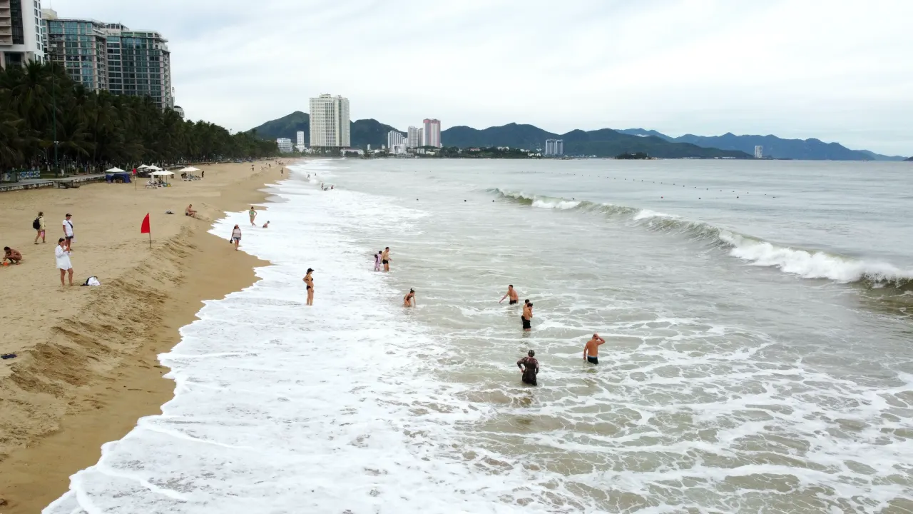 Du khách tắm biển Nha Trang vào ngày nắng cuối mùa mưa