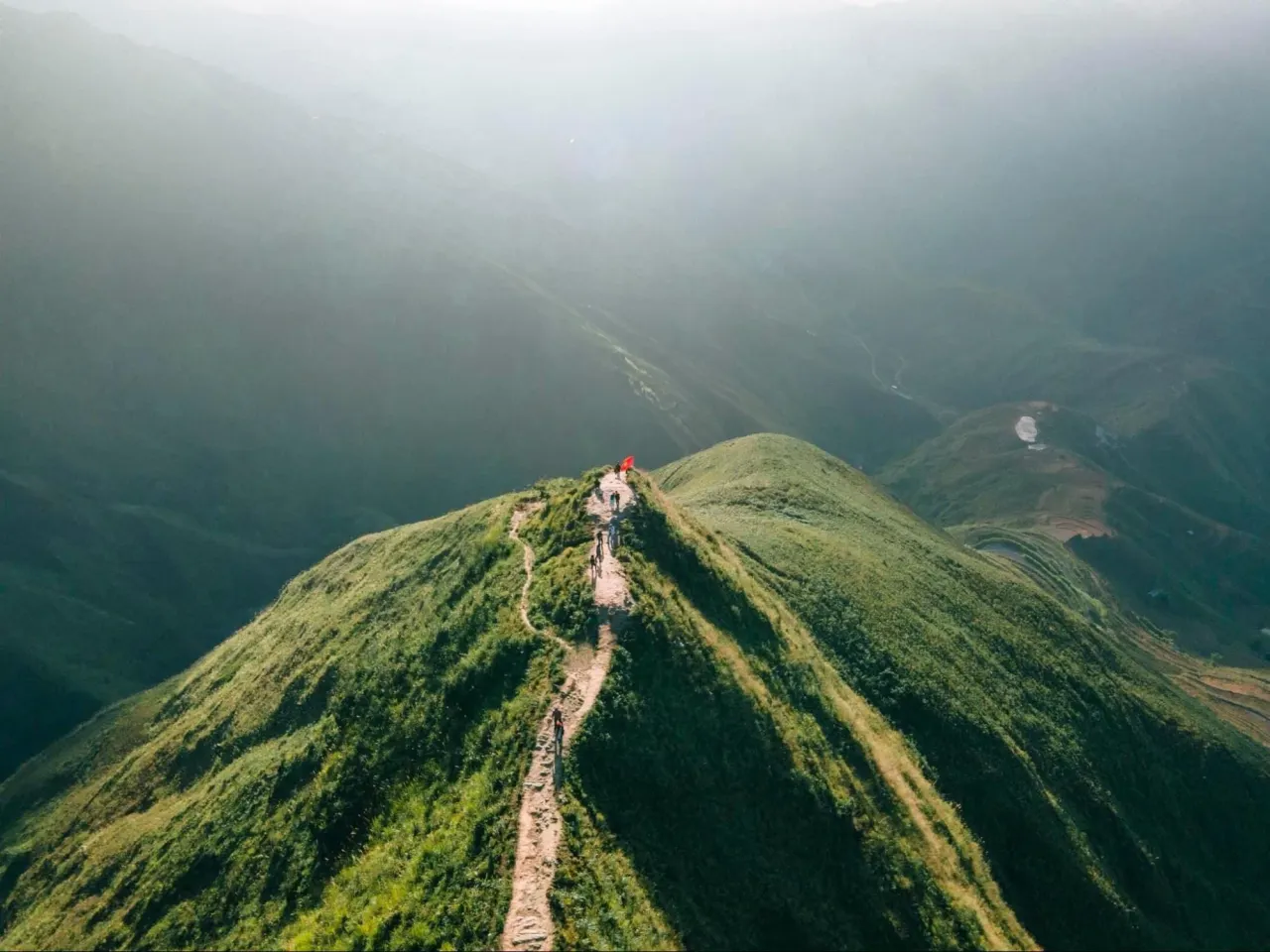Đường đèo uốn lượn trên đường lên Tà Xùa từ Hà Nội