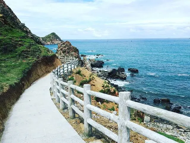 Eo Gió Quy Nhơn với vách đá cheo leo và biển xanh