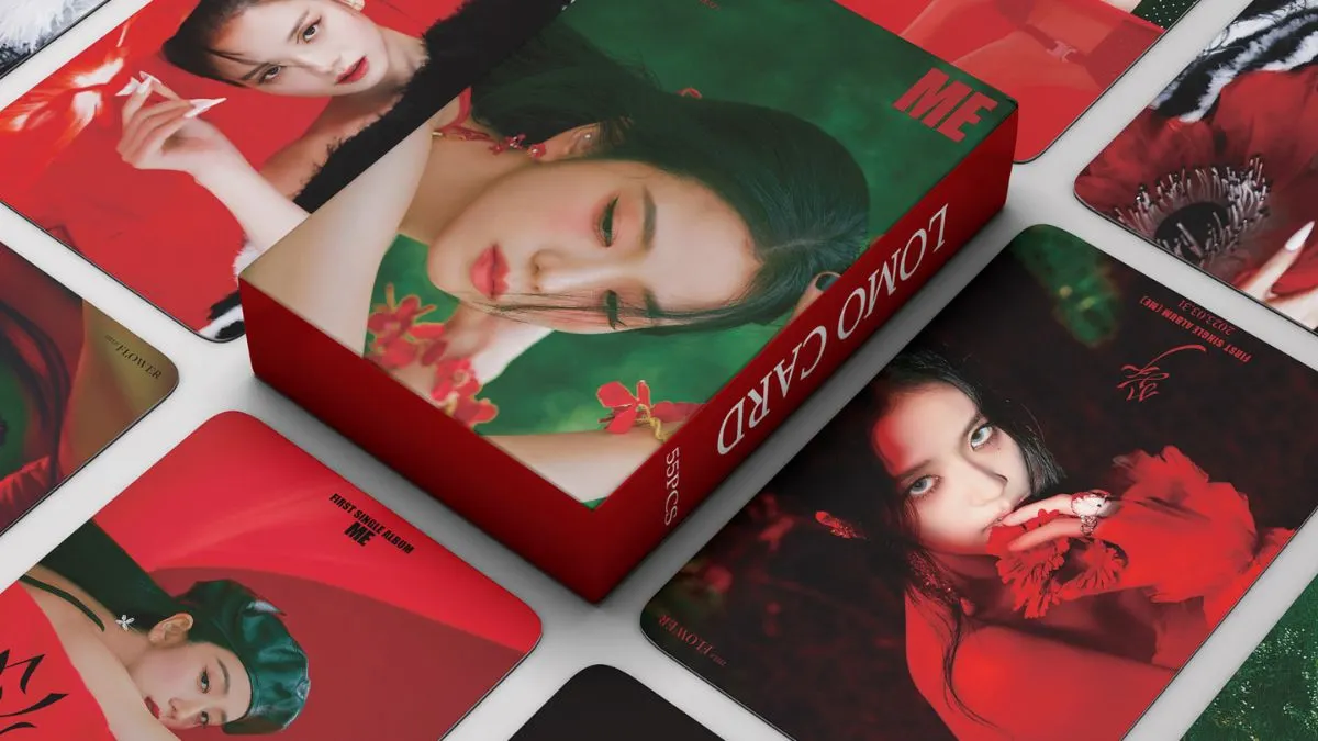Photocard Kpop bo góc đặt bên cạnh album đang mở trên bàn