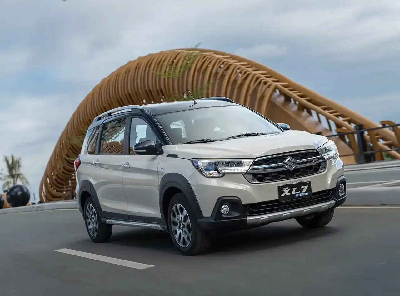 Suzuki XL7 Hybrid 7 chỗ dáng cao ráo