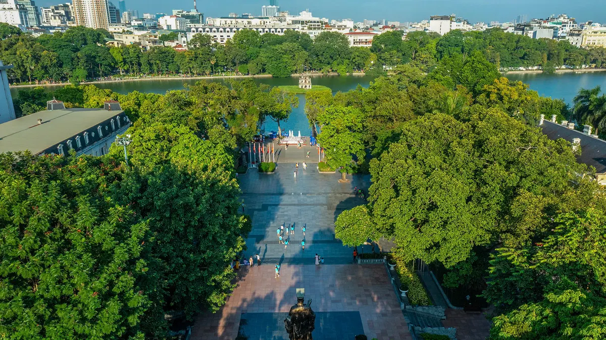 Vị trí Vườn hoa Vua Lý Thái Tổ bên bờ hồ Hoàn Kiếm, nơi tổ chức sự kiện
