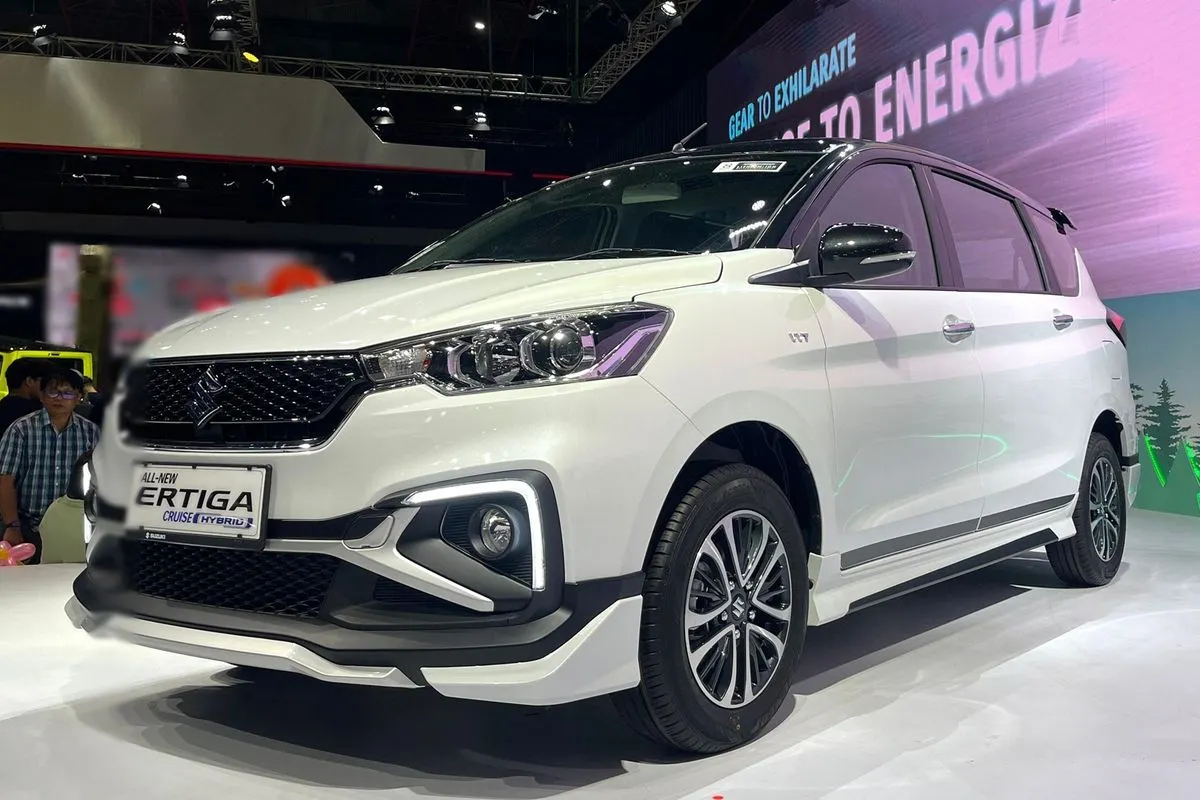 Suzuki Ertiga Hybrid 7 chỗ trên đường phố Việt Nam
