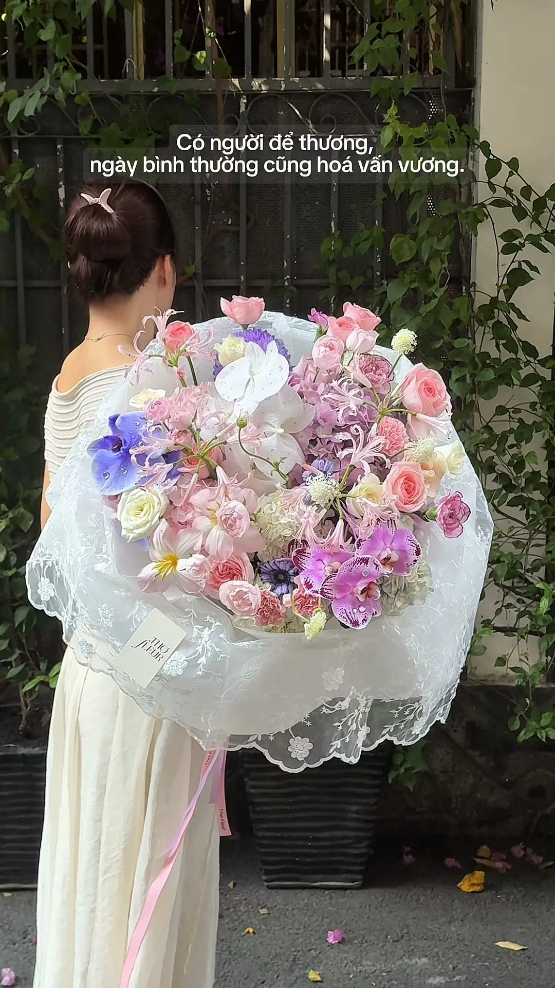 “Có người để thương, ngày bình thường cũng hoá vấn vương.”

Item: Flower Bouquet
Photo: For our valued customers
_______
𝐓𝐡𝐨̛ 𝐅𝐥𝐞𝐮𝐫 - 𝐀 𝐒𝐲𝐦𝐛𝐨𝐥 𝐎𝐟 𝐋𝐨𝐯𝐞 
▪️GIẢM 5% KHI CHECKIN TẠI SHOP
▪️79 Hồ Văn Huê, Phường Đức Nhuận, TP Hồ Chí Minh
▪️0798080779
▪Instagram @tho_fleur
▪️Tiktok: @thofleur
#thofleur #hoa_tuoi #florist