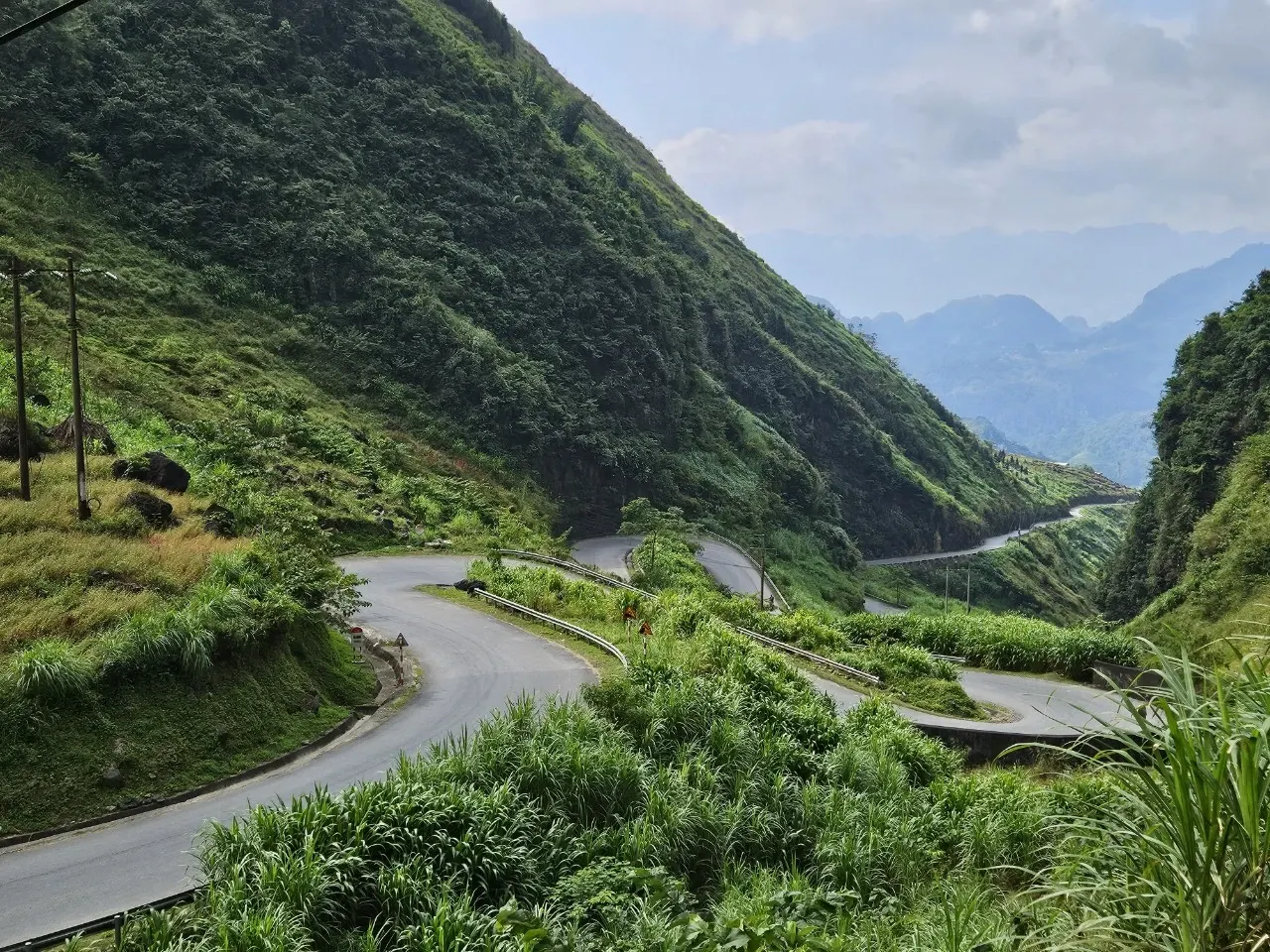 Cung đường đèo Hà Giang cheo leo trong sương mù