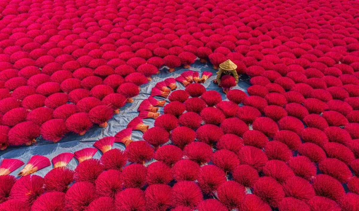 Làng hương Quảng Phú Cầu với hàng triệu que hương phơi nắng