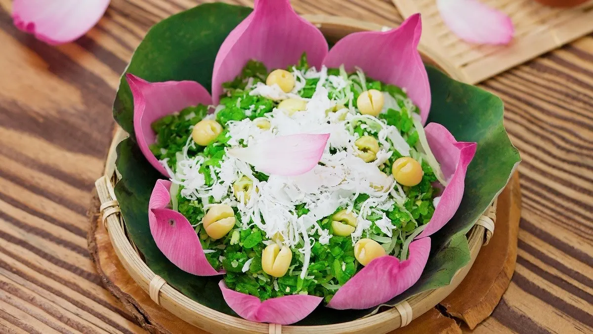 Cốm xanh gói lá sen, sấu dầm và chè sen trên mâm gỗ