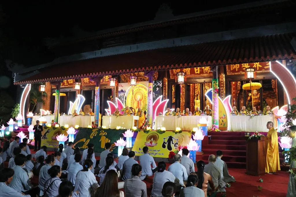 Không khí lễ Vu Lan tại một ngôi chùa ở Việt Nam