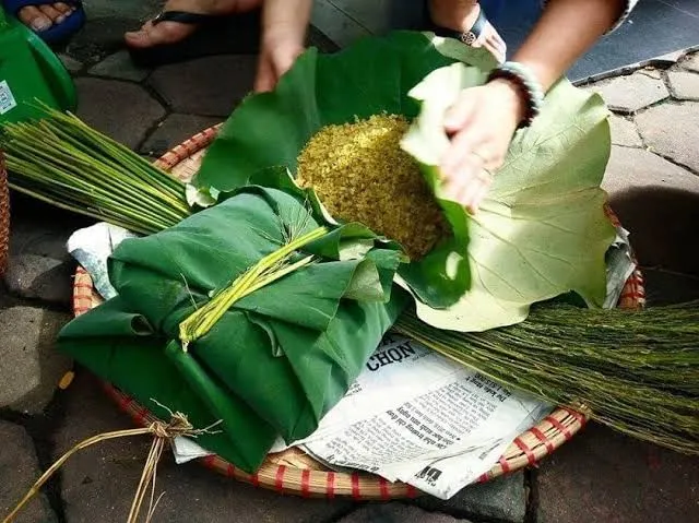 Gánh cốm tươi xanh mướt bên đường phố Hà Nội mùa thu