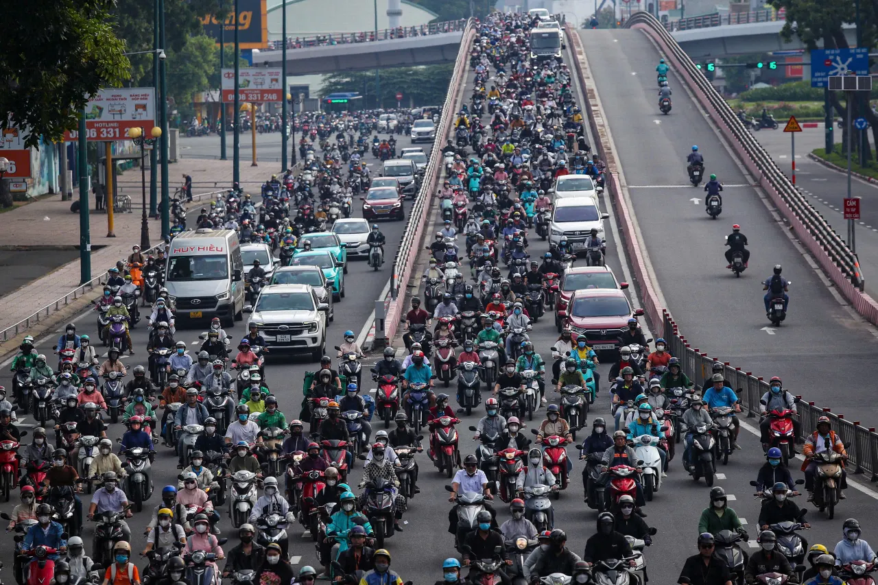 Dòng xe đông đúc trên cao tốc vào giờ cao điểm dịp lễ