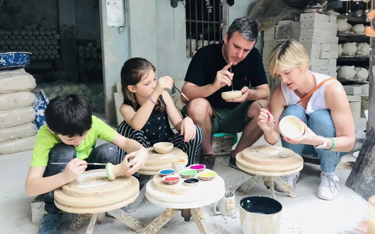 Du khách trải nghiệm làm gốm tại làng Bát Tràng
