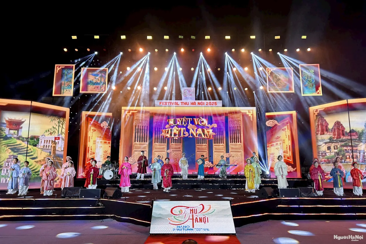 Không gian trang trí Festival Thu Hà Nội 2026 với tông vàng đỏ mùa thu