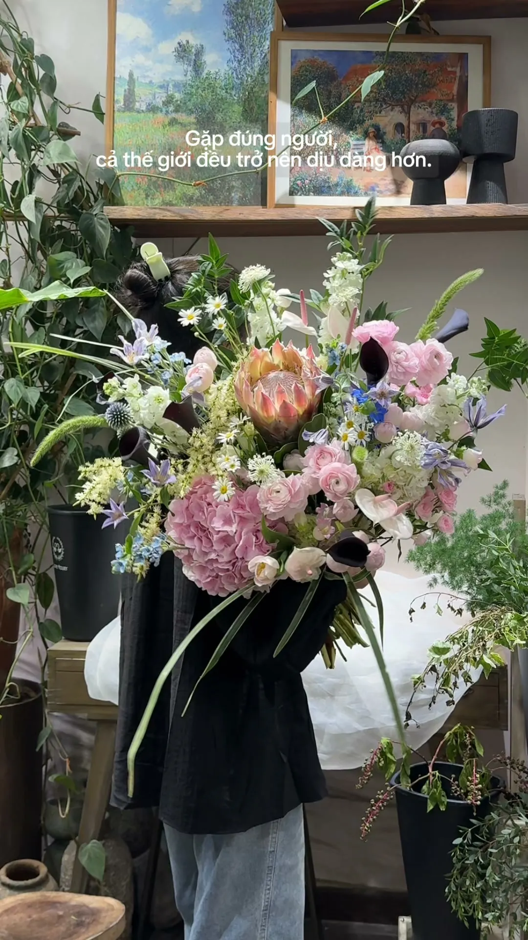 Gặp đúng người, cả thế giới của em đều trở nên dịu dàng hơn.

Item: Flower Bouquet
Photo: For our valued customers
_______
𝐓𝐡𝐨̛ 𝐅𝐥𝐞𝐮𝐫 - 𝐀 𝐒𝐲𝐦𝐛𝐨𝐥 𝐎𝐟 𝐋𝐨𝐯𝐞 
▪️GIẢM 5% KHI CHECKIN TẠI SHOP
▪️79 Hồ Văn Huê, Phường Đức Nhuận, TP Hồ Chí Minh
▪️0798080779
▪Instagram @tho_fleur
▪️Tiktok: @thofleur
#thofleur #hoa_tuoi #florist