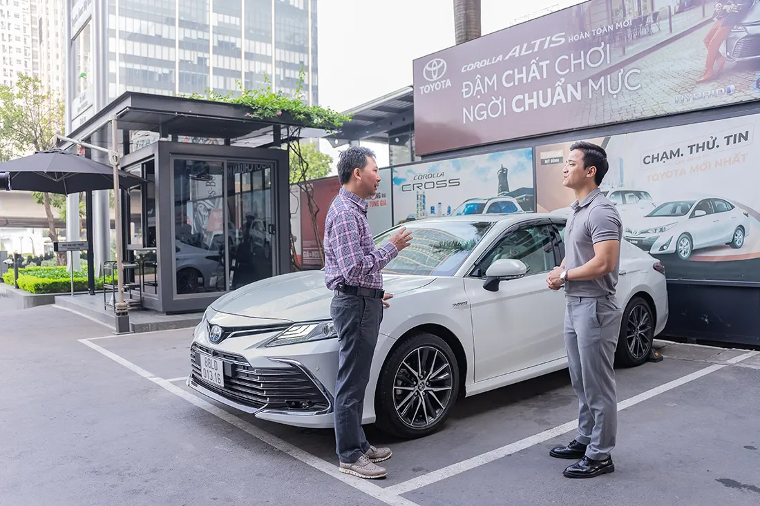 Khách hàng thử lái xe hybrid tại đại lý