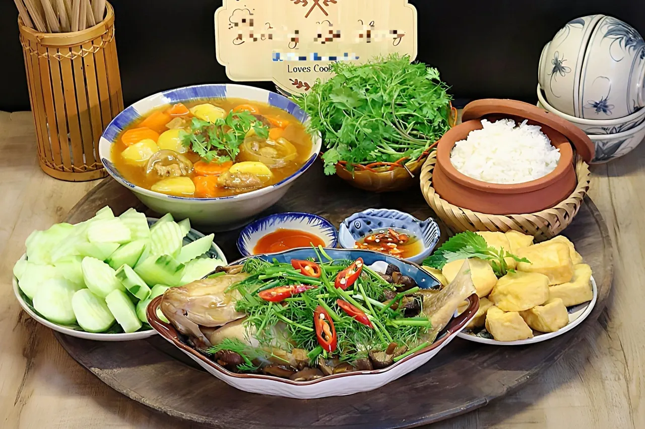 Bàn ăn gia đình ấm cúng với nhiều món nóng vào buổi tối mùa đông
