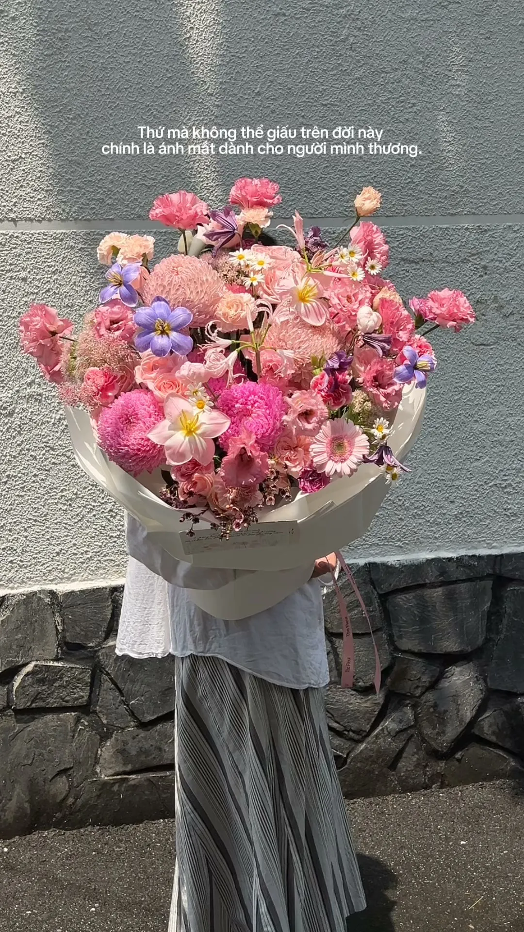 "Thứ mà không thể giấu trên đời này chính là ánh mắt dành cho người mình thương."

Item: Flower Bouquet
Photo: For our valued customers
_______
𝐓𝐡𝐨̛ 𝐅𝐥𝐞𝐮𝐫 - 𝐀 𝐒𝐲𝐦𝐛𝐨𝐥 𝐎𝐟 𝐋𝐨𝐯𝐞 
▪️GIẢM 5% KHI CHECKIN TẠI SHOP
▪️79 Hồ Văn Huê, Phường Đức Nhuận, TP Hồ Chí Minh
▪️0798080779
▪Instagram @tho_fleur
▪️Tiktok: @thofleur
#thofleur #hoa_tuoi #florist
