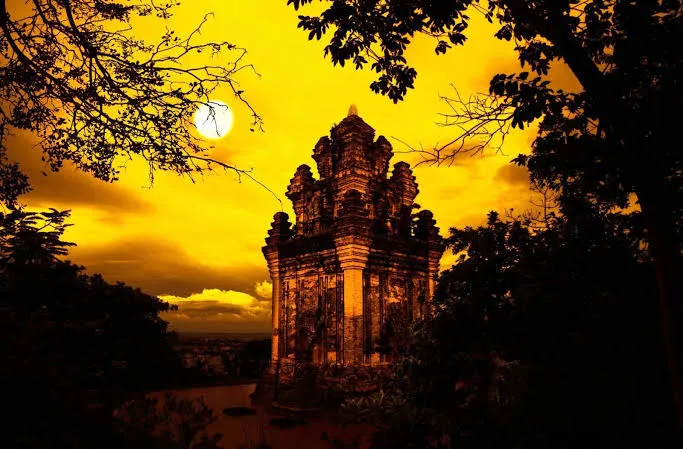 Tháp Nhạn hoàng hôn
