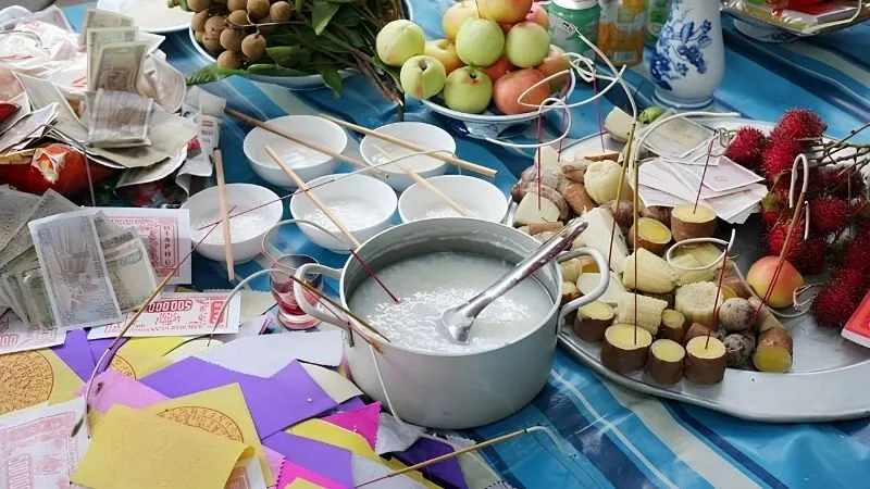 nguồn gốc tháng cô hồn và tục cúng cháo gạo muối