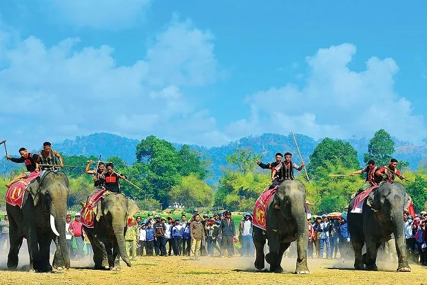 Không khí lễ hội văn hóa Tây Nguyên sôi động và đầy màu sắc