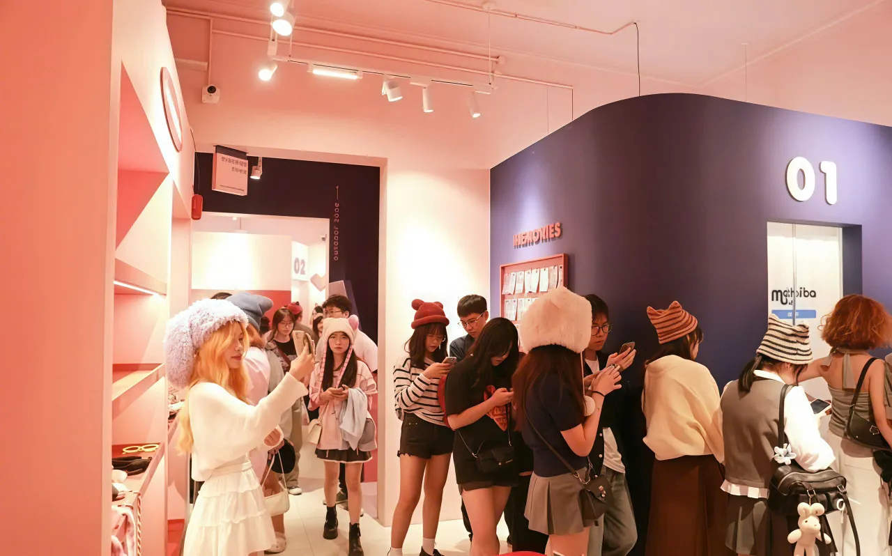 Giới trẻ Việt Nam chụp ảnh photobooth tại trung tâm thương mại
