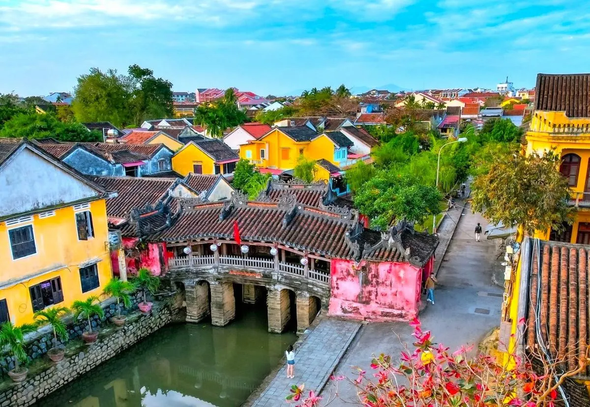 Phố cổ miền Trung trong cơn mưa nhẹ tháng 11