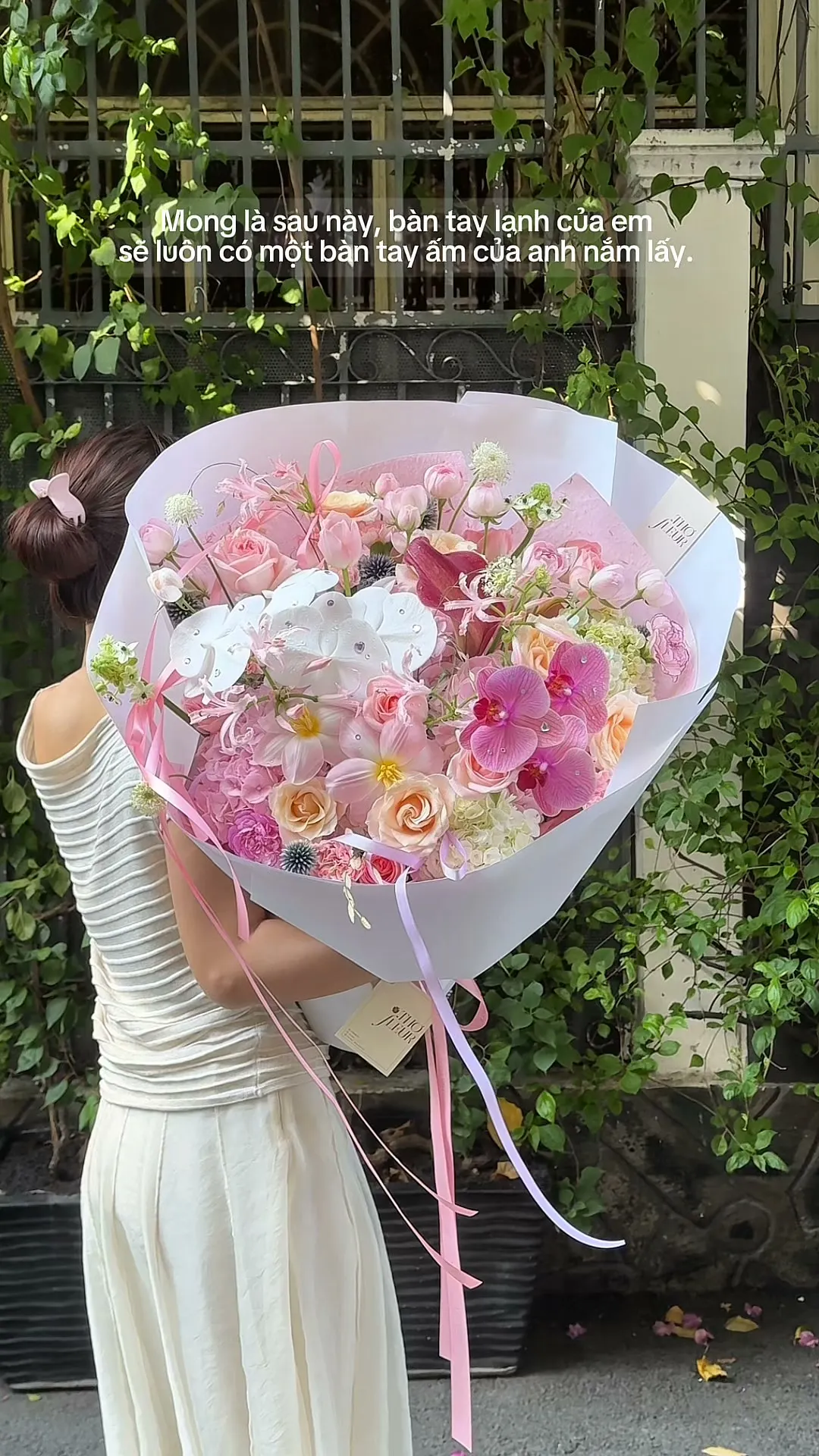 Mong là sau này, bàn tay lạnh của em sẽ luôn có một bàn tay ấm của anh nắm lấy. 

Item: Flower Bouquet
Photo: For our valued customers
_______
𝐓𝐡𝐨̛ 𝐅𝐥𝐞𝐮𝐫 - 𝐀 𝐒𝐲𝐦𝐛𝐨𝐥 𝐎𝐟 𝐋𝐨𝐯𝐞 
▪️GIẢM 5% KHI CHECKIN TẠI SHOP
▪️79 Hồ Văn Huê, Phường Đức Nhuận, TP Hồ Chí Minh
▪️0798080779
▪Instagram @tho_fleur
▪️Tiktok: @thofleur
#thofleur #hoa_tuoi #florist