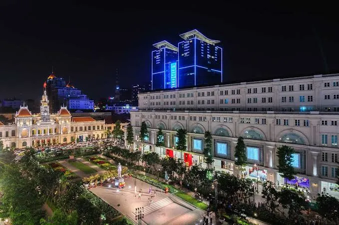 Phố đi bộ Nguyễn Huệ về đêm với dòng người và ánh đèn