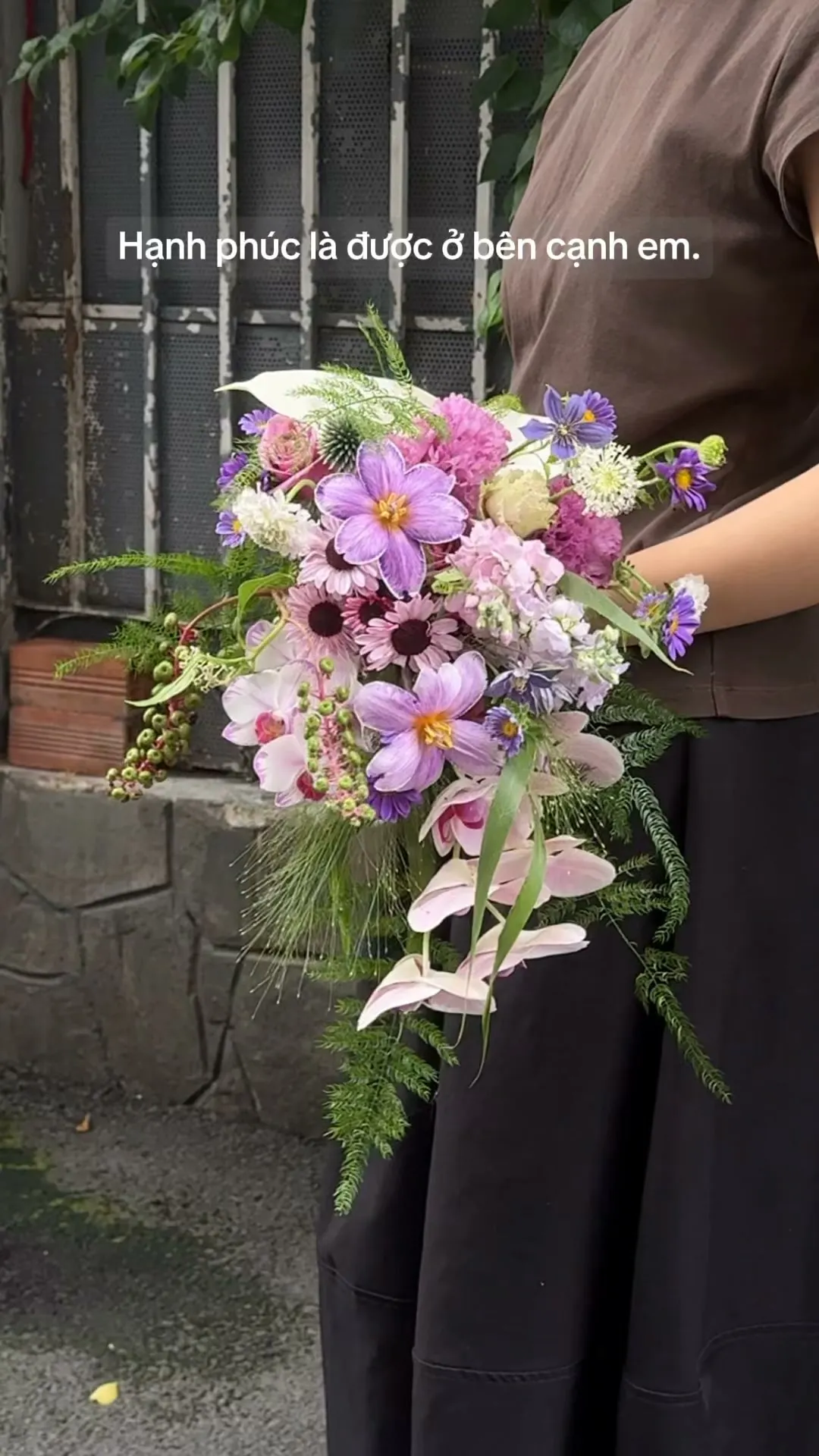 “Em cho nhành hoa, anh gói con tim làm quà…”

Item: Flower Bridal
Photo: For our valued customers
_______
𝐓𝐡𝐨̛ 𝐅𝐥𝐞𝐮𝐫 - 𝐀 𝐒𝐲𝐦𝐛𝐨𝐥 𝐎𝐟 𝐋𝐨𝐯𝐞 
▪️GIẢM 5% KHI CHECKIN TẠI SHOP
▪️79 Hồ Văn Huê, Phường Đức Nhuận, TP Hồ Chí Minh
▪️0798080779
▪Instagram @tho_fleur
▪️Tiktok: @thofleur
#thofleur #hoa_tuoi #florist