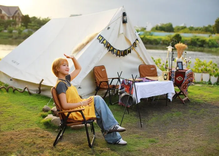 Buổi sáng chủ nhật ấm áp bên lều glamping với cà phê nóng