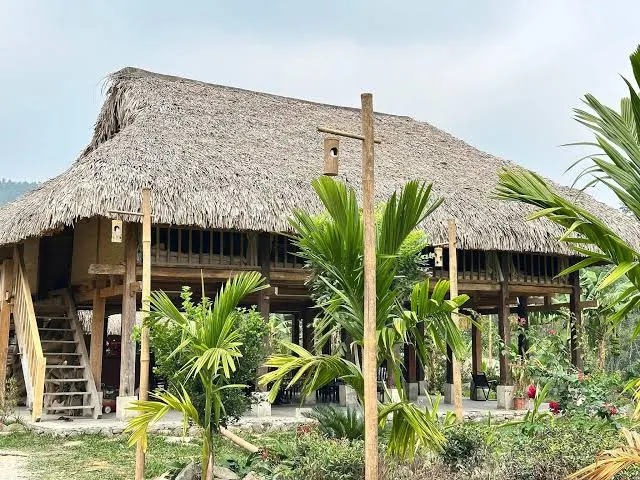 Gia đình dân tộc thiểu số Việt Nam đón tiếp du khách tại nhà sàn truyền thống
