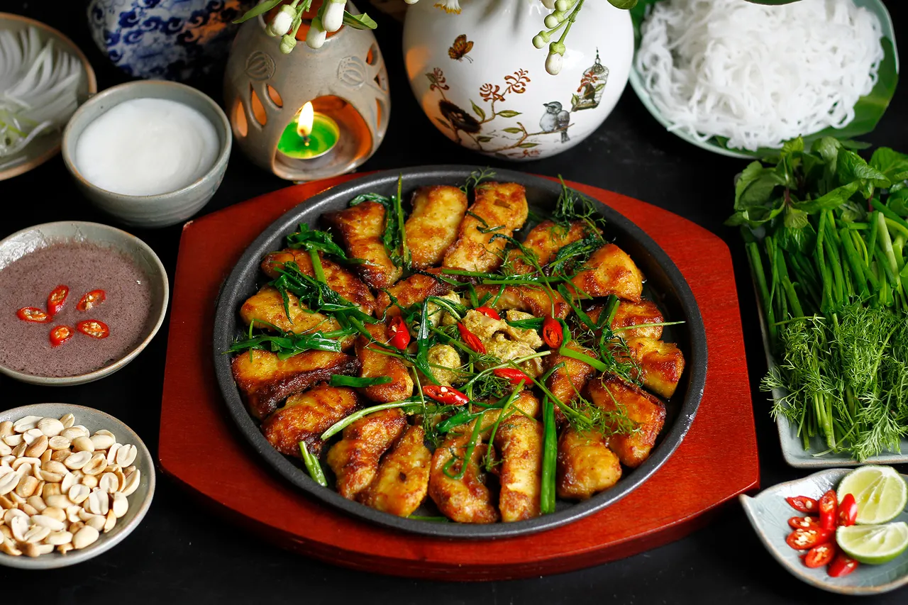 Chả cá Lã Vọng Hà Nội với cá nướng vàng ươm ăn kèm thì là và bún