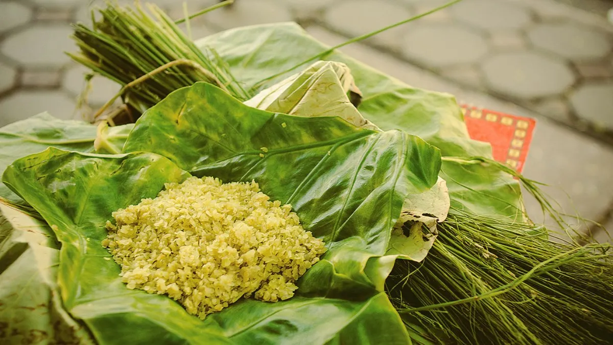 Cốm Làng Vòng dẻo thơm được gói trong lá sen xanh mướt