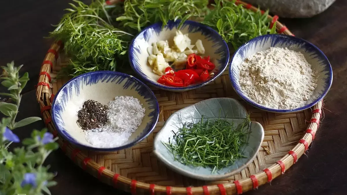 Nguyên liệu nấu món mùa đông gồm gừng, tỏi, bí đỏ, xương heo