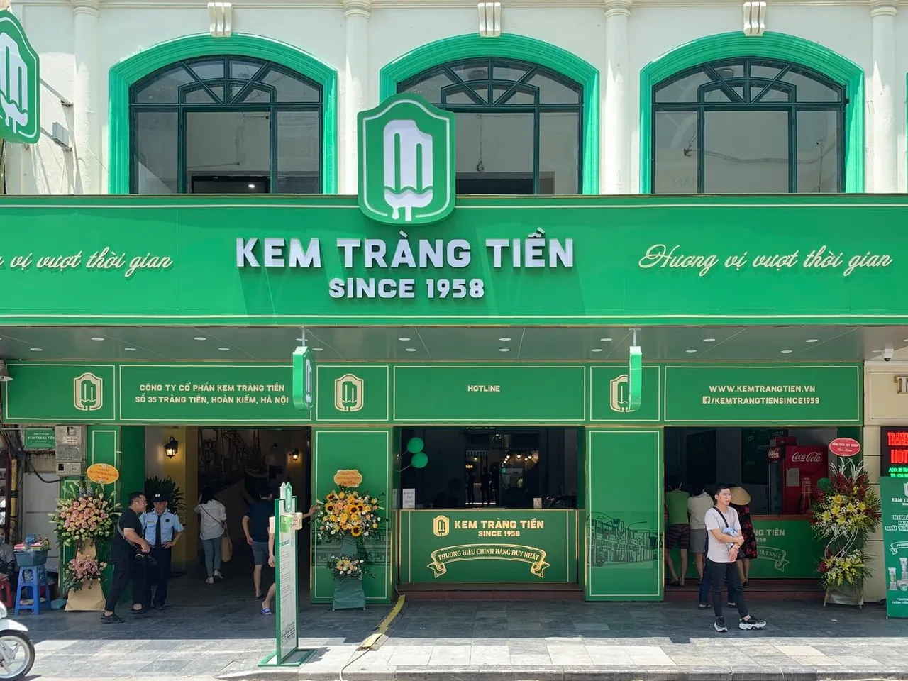 Quán kem Tràng Tiền nổi tiếng với mặt tiền màu vàng đặc trưng