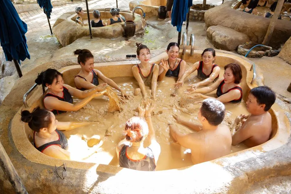 Hoạt động tắm bùn và spa phù hợp với thời tiết cuối mùa mưa ở Nha Trang