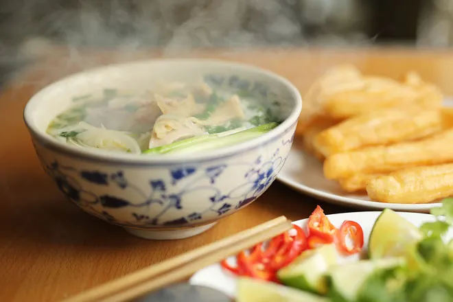 Bát phở nóng bốc khói trong ngày mùa đông se lạnh