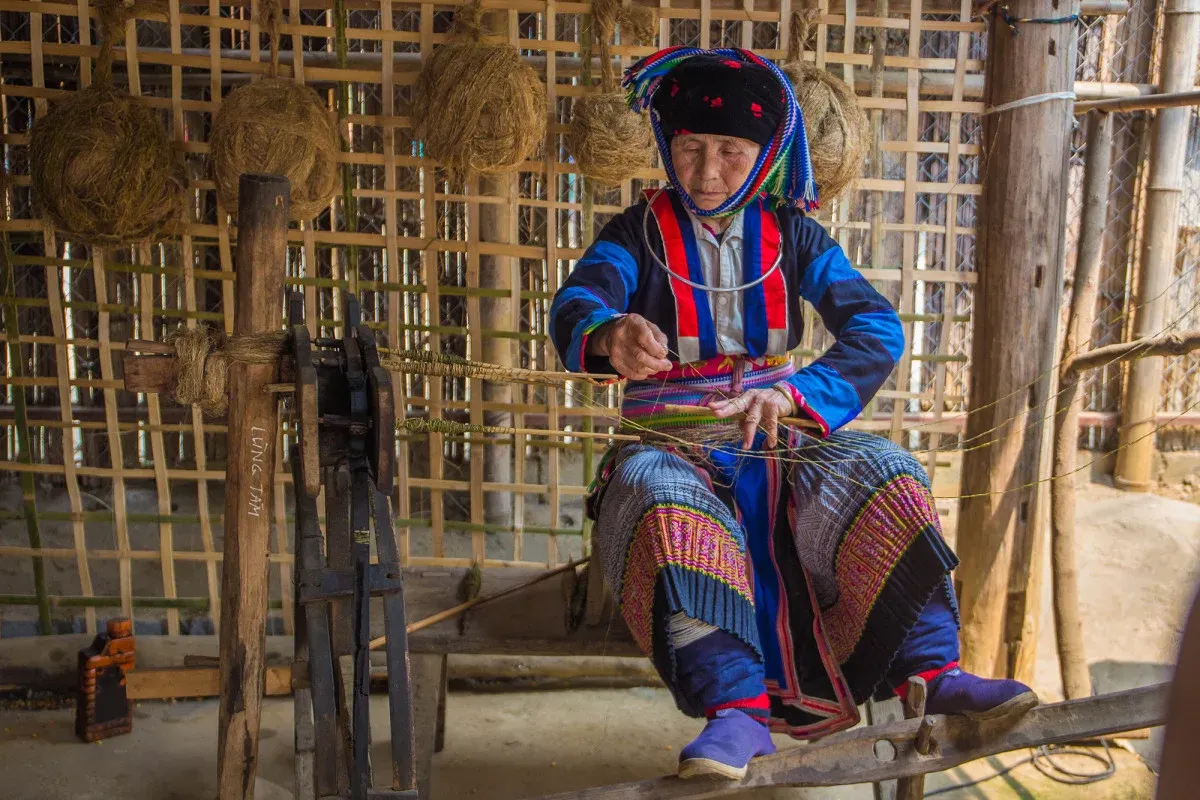 Phụ nữ Mông dệt lanh tại làng Lùng Tám, Hà Giang