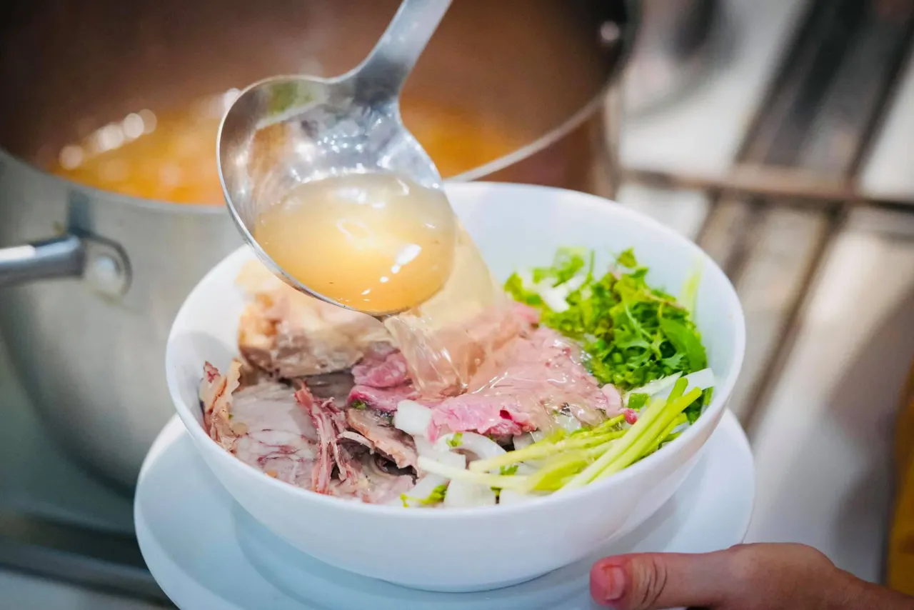 Khung cảnh ẩm thực đường phố Hà Nội buổi sáng sớm với bát phở bốc khói