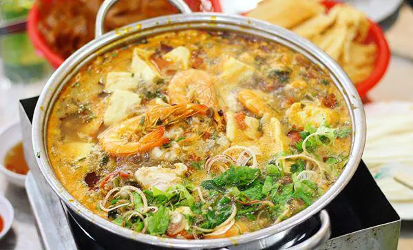 Nồi lẩu đang sôi trên bàn ăn gia đình ngày se lạnh