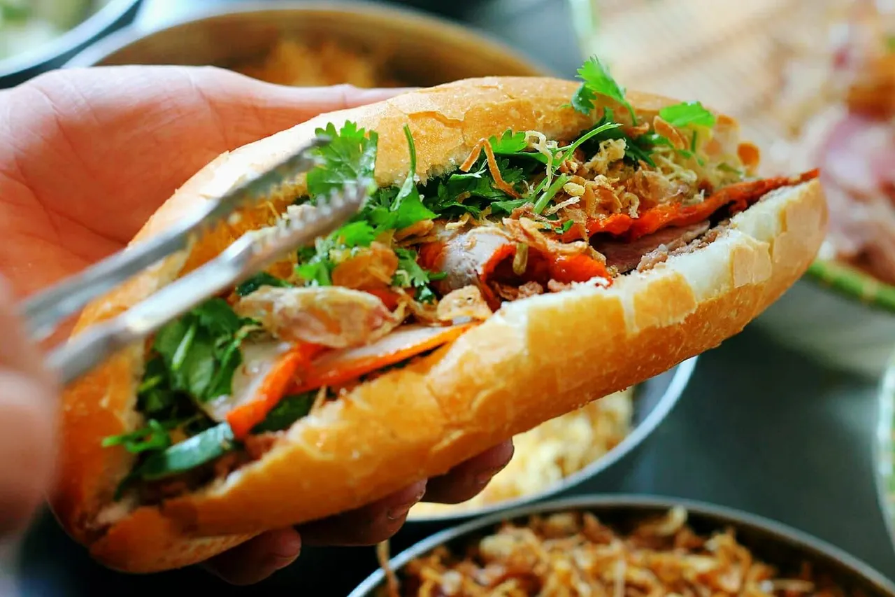 Bánh mì Hà Nội trên nền đường phố cổ điển