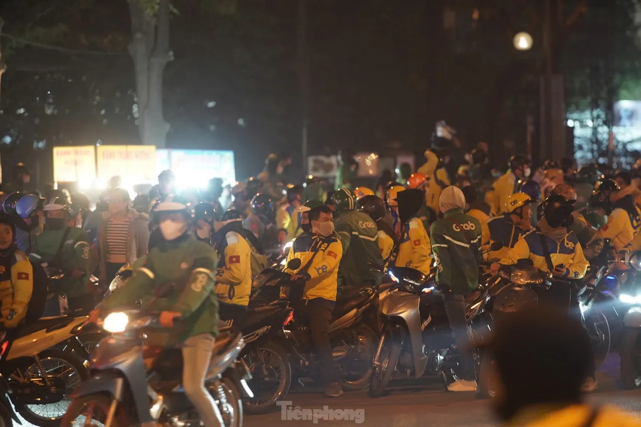 Khán giả rời sân vận động sau khi concert kết thúc