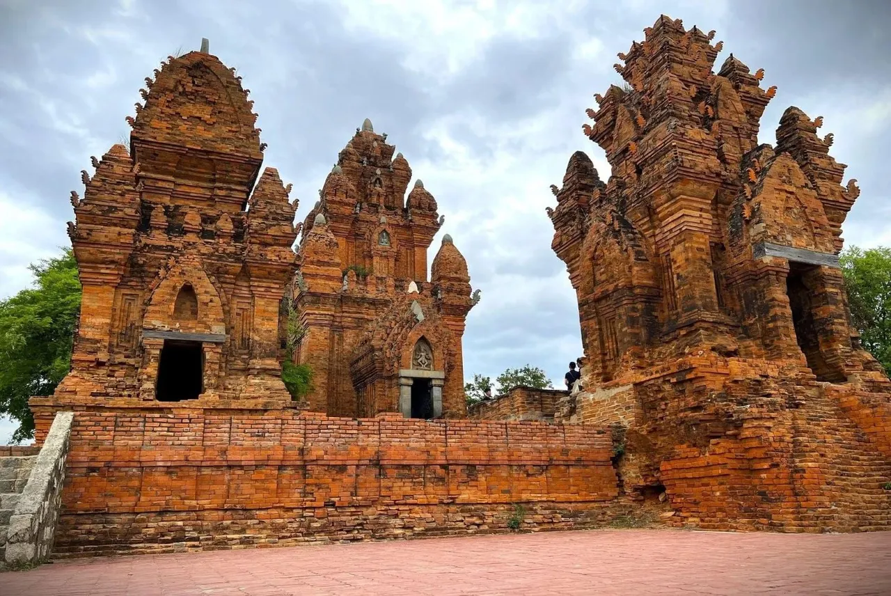 Cụm tháp Chăm Pô Klong Garai uy nghiêm trong nắng chiều