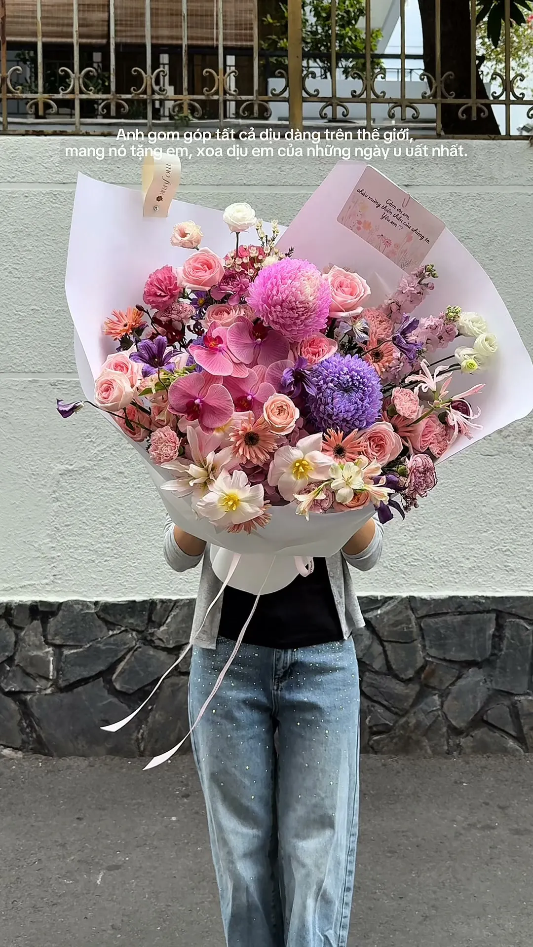 Anh gom góp tất cả dịu dàng trên thế giới, 
mang nó tặng em, xoa dịu em của những ngày u uất nhất.

Item: Flower Bouquet
Photo: For our valued customers
_______
𝐓𝐡𝐨̛ 𝐅𝐥𝐞𝐮𝐫 - 𝐀 𝐒𝐲𝐦𝐛𝐨𝐥 𝐎𝐟 𝐋𝐨𝐯𝐞 
▪️GIẢM 5% KHI CHECKIN TẠI SHOP
▪️79 Hồ Văn Huê, Phường Đức Nhuận, TP Hồ Chí Minh
▪️0798080779
▪Instagram @tho_fleur
▪️Tiktok: @thofleur
#thofleur #hoa_tuoi #florist
