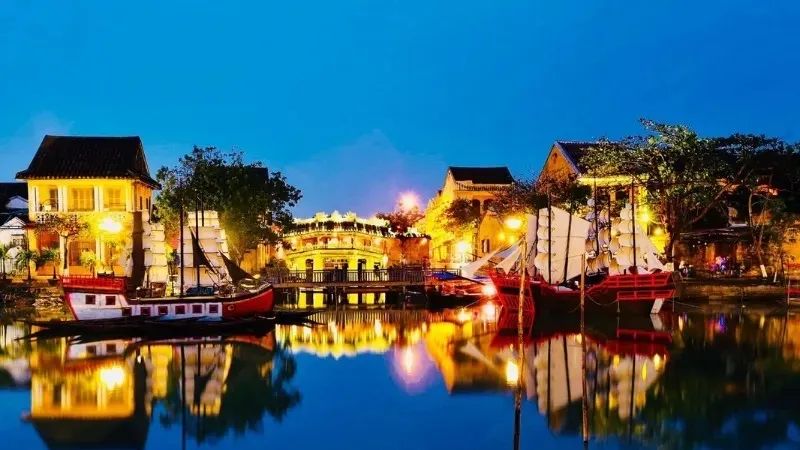 Phố cổ Hội An lên đèn rực rỡ vào buổi chiều tà